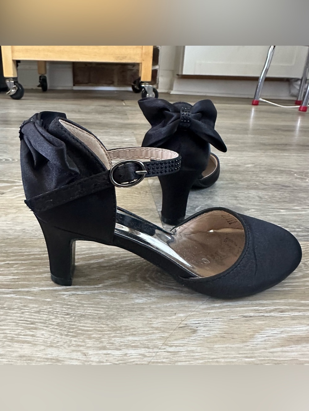 Badgley Mischka girls satin ankle strap almond toe heels w/bow Sz 3